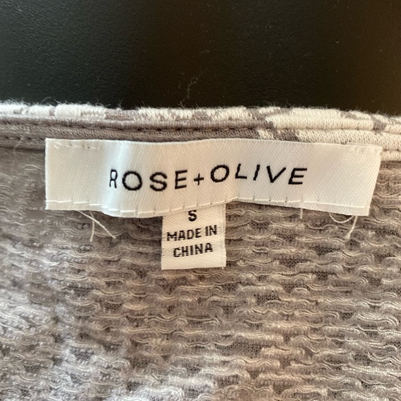 Rose + Olive Floral Print Blouse. - Picture 5 of 5